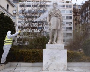 Συνεργεία του δήμου Αθηναίων απολυμαίνουν...και ένα άγαλμα: Λέτε να νοσεί;